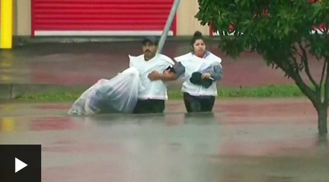 [VIDEO] Las imágenes que muestran la magnitud de las inundaciones en Houston tras el paso de la tormenta Harvey