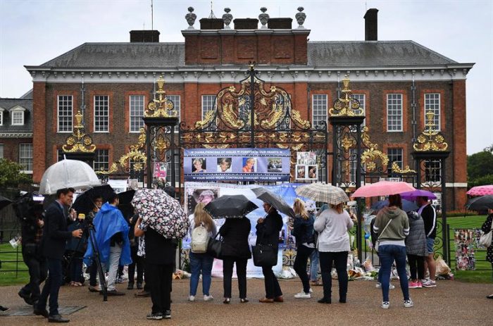[VIDEO] El Palacio de Kensington se llena de homenajes a Diana de Gales por el aniversario de su muerte