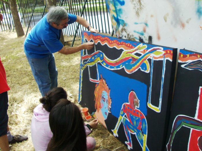 Alejandro «Mono» González pinta mural en el Circo del Mundo