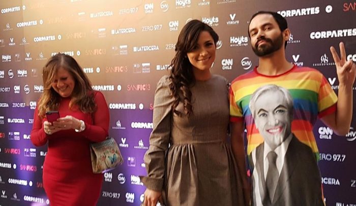 El look que impactó en la gala de Sanfic: polera con Sebastián Piñera Drag Queen