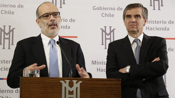 Valdés se saca los guantes y apunta sus puños al mentón de Rodrigo Vergara en el segundo round de la pelea de los economistas