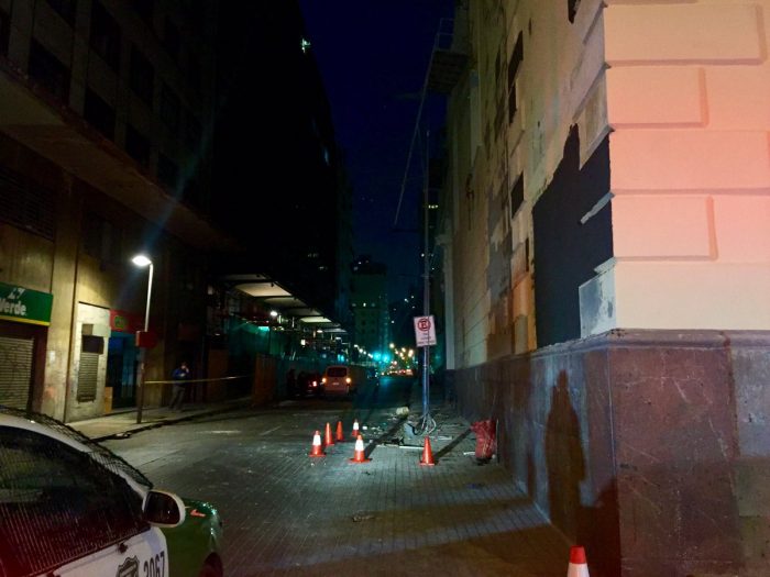 Trabajador fallece tras caer de andamio en centro de Santiago