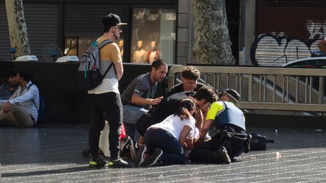 «Pasamos 30 minutos reanimándolo y ha fallecido»: la trágica situación que vivió un enfermero tras el ataque en Las Ramblas de Barcelona