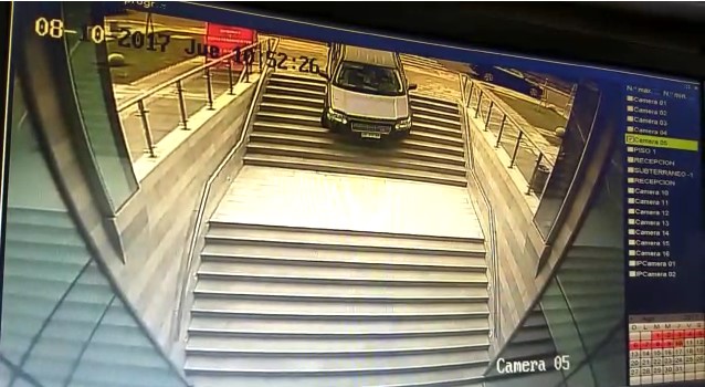 [VIDEO] Conductora es rescatada tras quedar atascada en escaleras de edificio en Vitacura
