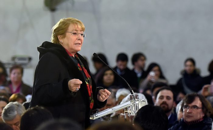 Bachelet anuncia que adultos mayores podrán acceder a tarifa rebajada del Metro sin límite de viajes