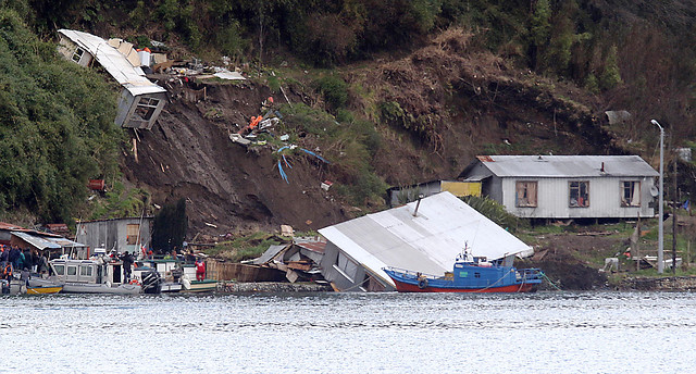 Desplazamiento de tierras provoca derrumbe de casas en Isla Tenglo