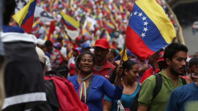 Chavistas marchan a sede del Parlamento de Venezuela en apoyo a la Asamblea Nacional Constituyente