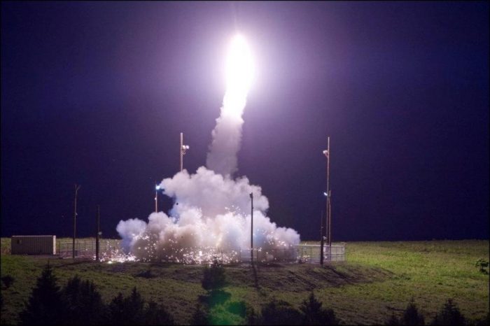 Corea del Norte lanza misil que sobrevuela Japón y cae en el Pacífico