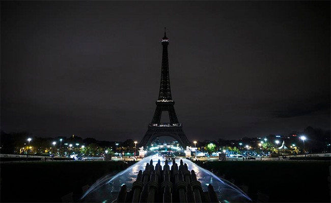 La Torre Eiffel apaga sus luces esta noche por las víctimas de Barcelona