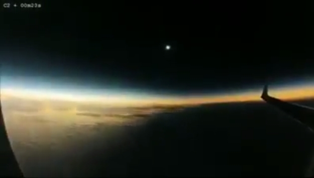 [VIDEO] Cómo se vio el eclipse solar desde un avión