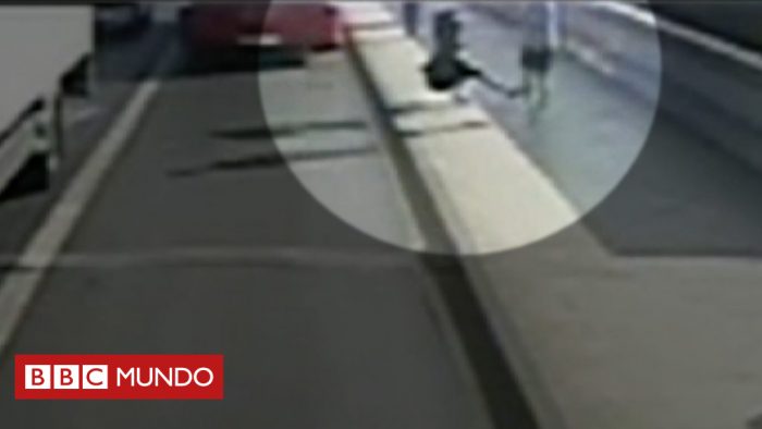 [VIDEO] El aterrador momento en que un corredor empuja a una mujer en la calle frente a un autobús en Londres