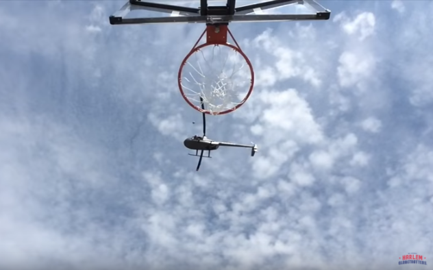 [VIDEO] Los Harlem Globetrotters anotan proeza del basquetbol desde un helicóptero