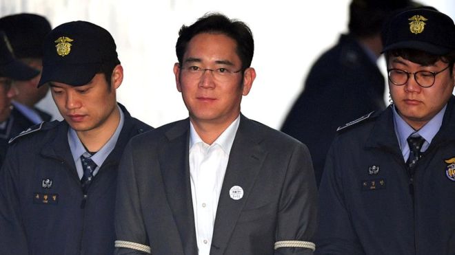 El multimillonario heredero de Samsung es condenado a cinco años de cárcel por corrupción