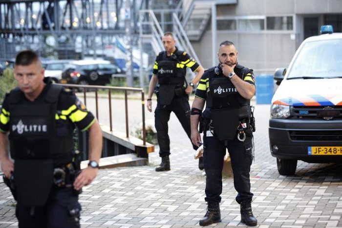 Policía holandesa detiene a español con cilindros de gas cerca de sala de conciertos en Rotterdam