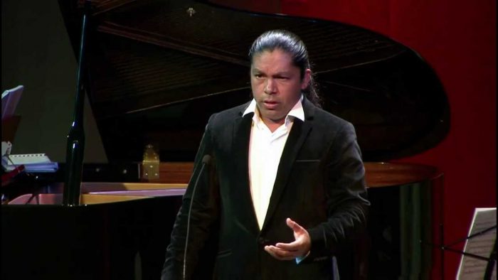 Miguel Angel Pellao, el tenor pehuenche: «La gente trata a los mapuches de terroristas, flojos y borrachos cuando es todo lo contrario»
