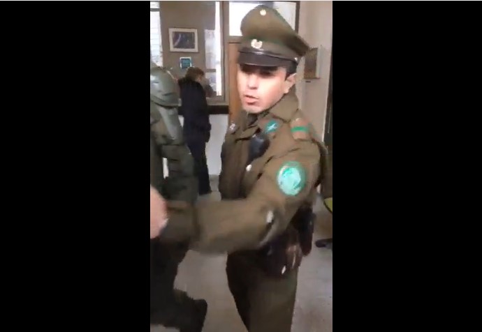 [VIDEO] «Mi cabo, déjeme una»: el comentario denunciado como sexista de un carabinero durante detención de alumnas