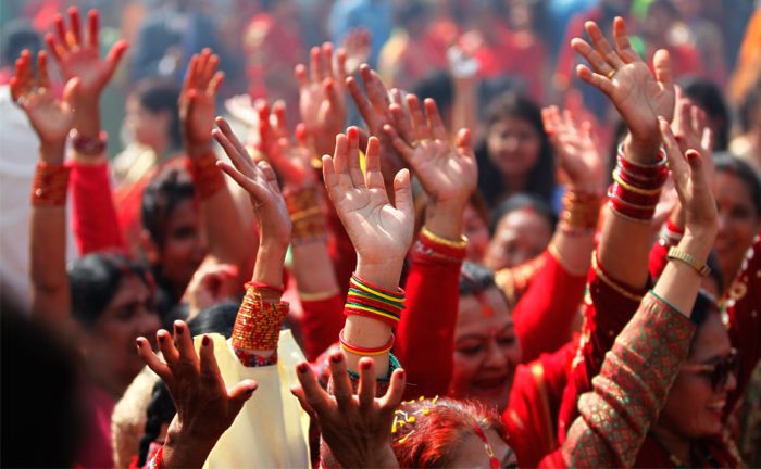 Mujeres hindúes celebran el festival de la felicidad matrimonial