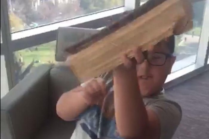 [VIDEO] Ministerio de Energía «revive» viral del niño que vende un trozo de madera para incentivar uso de leña seca