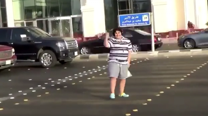 [VIDEO] Adolescente es detenido en Arabia Saudita por bailar la Macarena en la calle