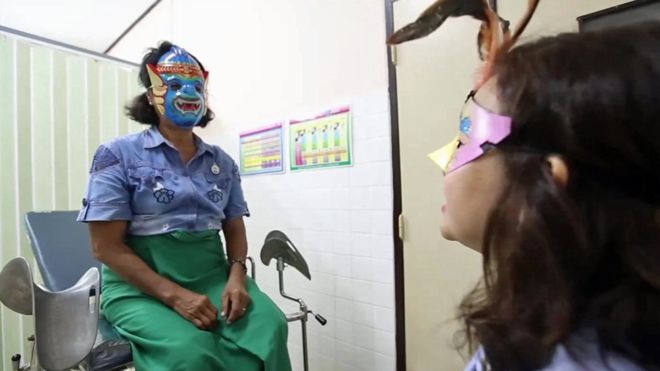 Al ginecólogo con máscara: la iniciativa para que las mujeres en Tailandia no se avergüencen por el Papanicolau
