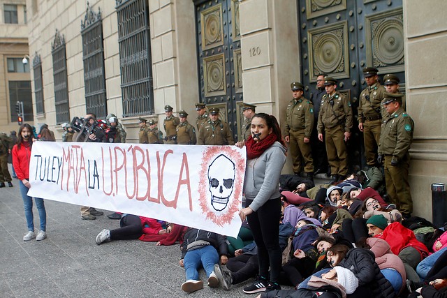 [FOTOS] Estudiantes realizan pacífica protesta en el frontis del Ministerio de Hacienda