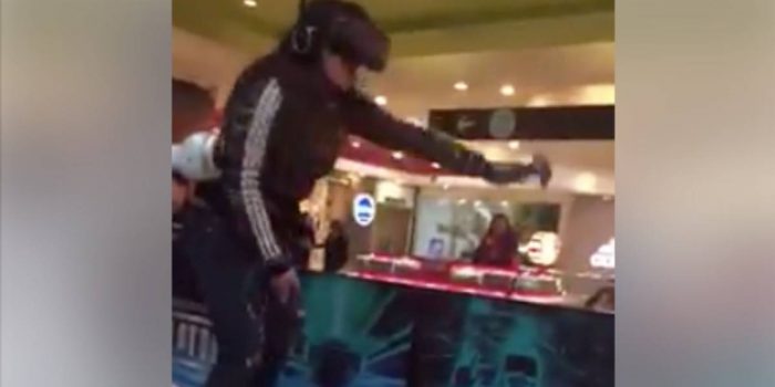 [VIDEO] El espanto de una joven al experimentar la realidad virtual que se volvió viral