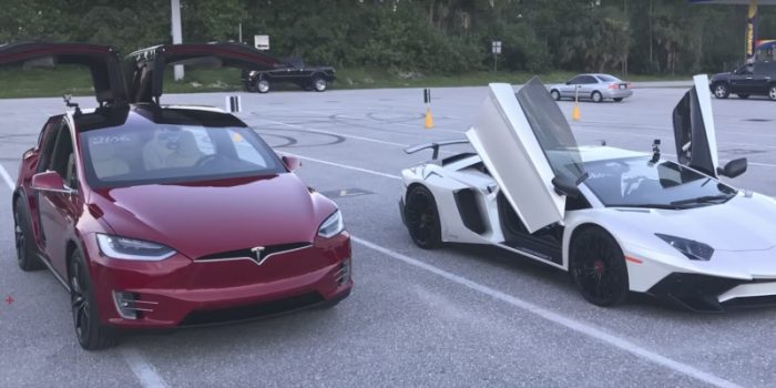 [VIDEO] Vehículo eléctrico, Model X de Tesla, le ganó en velocidad a un Lamborghini en una carrera de aceleración