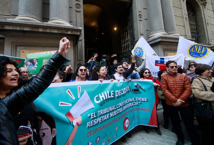 Decenas de organizaciones desfilan para alegar ante el TC a favor y en contra del aborto en tres causales
