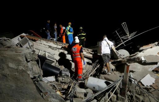 Rescatan a uno de los dos niños sepultados tras terremoto en Italia