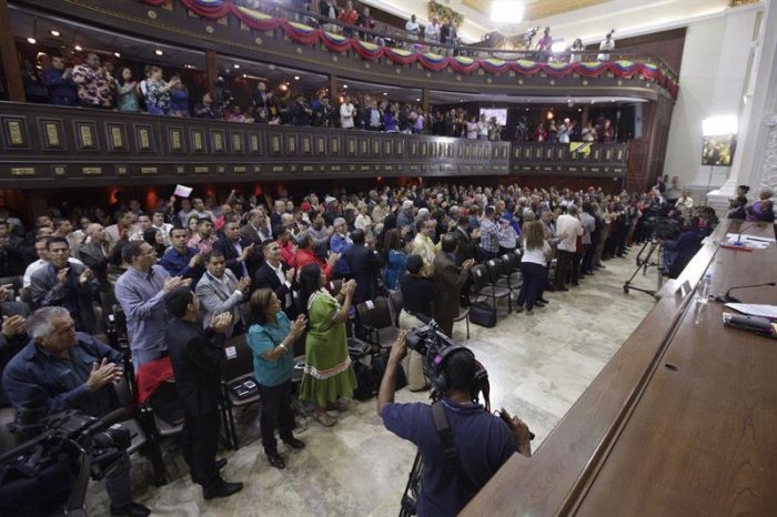 Constituyente venezolana disuelve el Parlamento y oposición la acusa de «golpe de Estado»