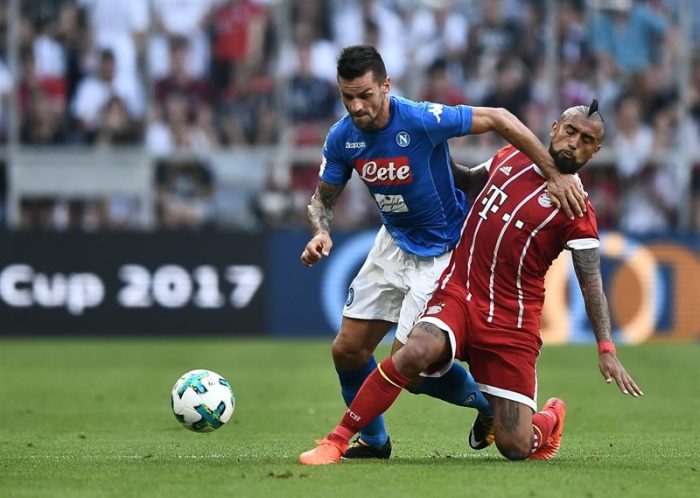 [VIDEO] La desafortunada participación de Arturo Vidal en el primer gol del Nápoles que superó a un Bayern repleto de suplentes