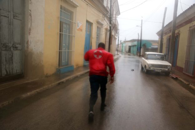 El huracán Irma atraviesa el norte de Cuba y ya se siente en Florida, donde autoridades ordenaron la evacuación de casi 6 millones de personas