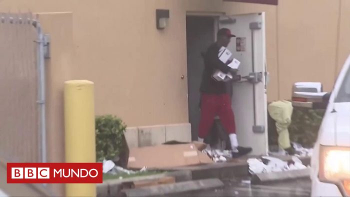 [VIDEO] Cámaras de seguridad muestran cómo saqueadores se llevan zapatos y artículos eléctricos tras el paso del huracán Irma por Florida
