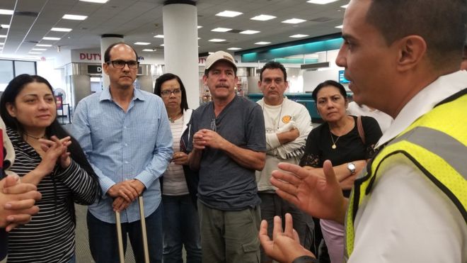 «Esto ha sido el terror»: el enojo y frustración de más de 60 venezolanos varados durante días en el aeropuerto de Miami tras el huracán Irma
