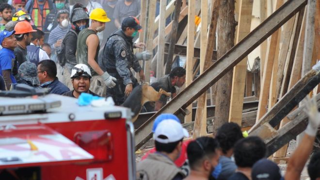 «Tienes que estar fuerte»: el drama de los padres y familiares de los niños atrapados entre los escombros de la escuela Rebsamen, destruida por el terremoto en Ciudad de México