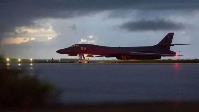 Bombarderos de Estados Unidos vuelan cerca de Corea del Norte en una demostración de fuerza, según el Pentágono