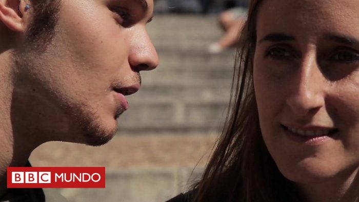 [VIDEO] La obra en que jóvenes susurran poemas a transeúntes ideada por el dramaturgo uruguayo Sergio Blanco