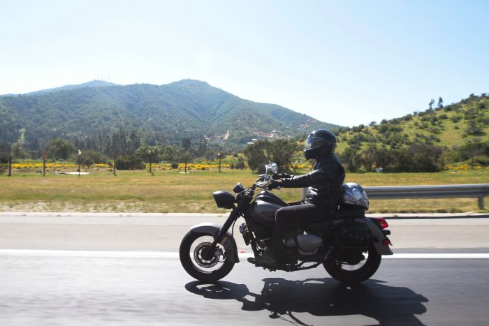 Revisar los neumáticos, protección e hidratación: las claves para conducir bajo altas temperaturas una motocicleta