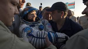 Mujer astronauta vuelve a la Tierra tras 288 días en el espacio y bate récord