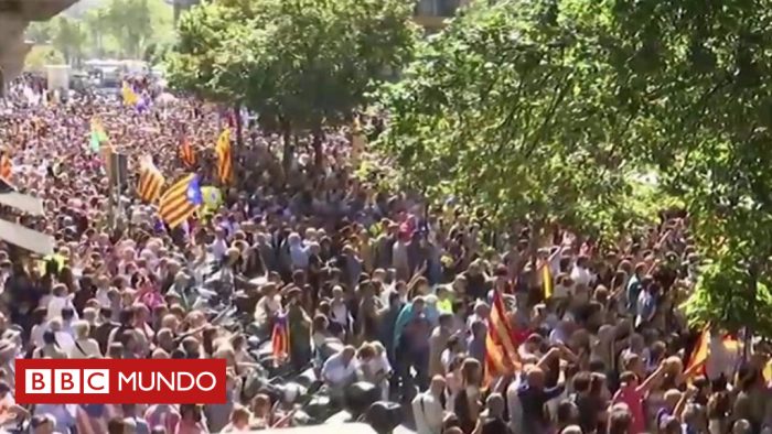 [VIDEO] Miles de personas se manifiestan en Cataluña contra las detenciones de la policía española por el referendo de autodeterminación