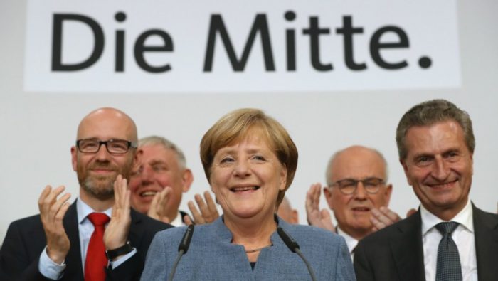 Merkel gana cuarta elección en Alemania con voto debilitado e irrupción de la ultraderecha remece Europa y pone al euro bajo presión