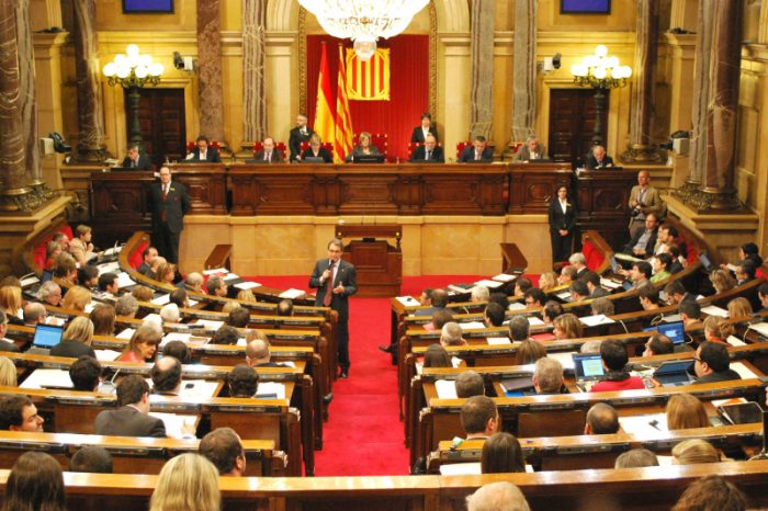 Parlamento catalán aprueba ley para amparar referéndum de independencia con España