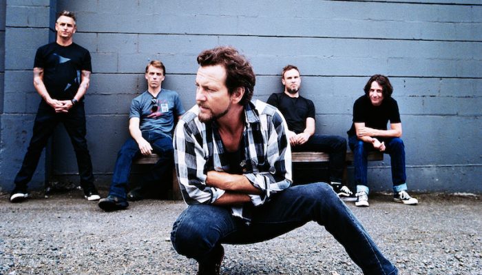 Pearl Jam llama a prohibir salmonicultura en áreas protegidas en las costas chilenas
