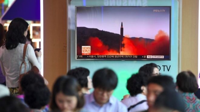Corea del Norte lanza un nuevo misil y obliga a Japón a emitir una alerta para que su población busque refugio