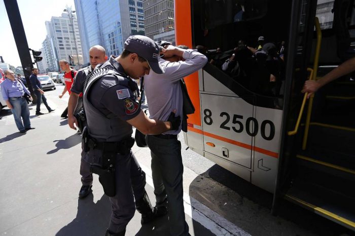 Indignación en Brasil por considerar que hombre que eyaculó sobre mujer en transporte público «no fue violento»