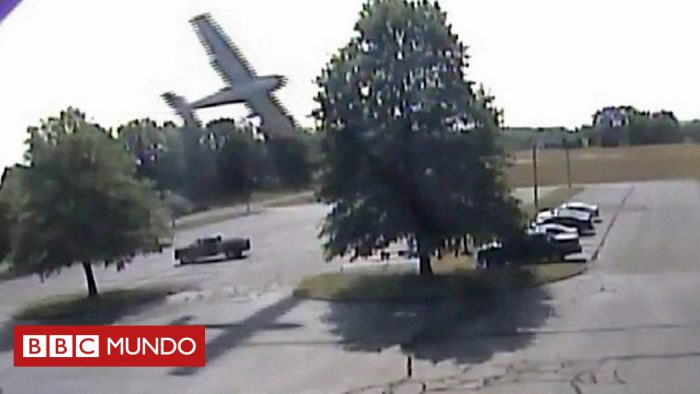 [VIDEO] El aparatoso accidente de una avioneta que se estrelló contra un árbol en un estacionamiento en Connecticut, Estados Unidos