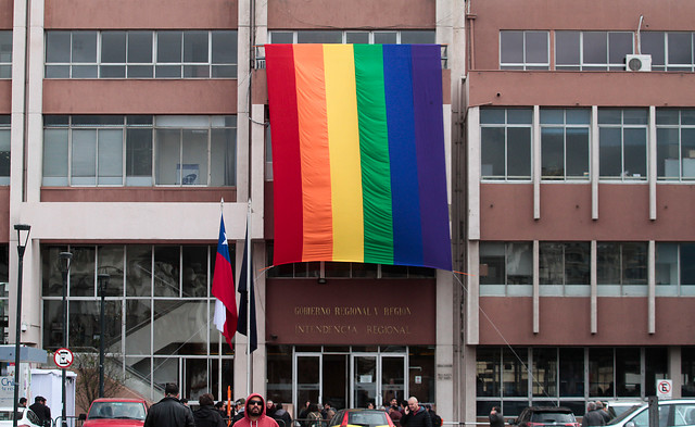 [FOTOS] Despliegan bandera de la diversidad en frontis de la Intendencia de Valparaiso