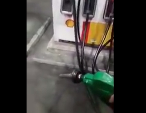 [VIDEO] Usuarios de redes sociales acusan a bencineras de cobrar sin dispensar combustible