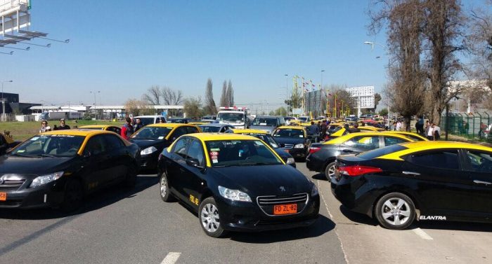 [VIDEO] Taxistas bloquean entrada al aeropuerto de Santiago en nueva protesta contra Uber y Cabify