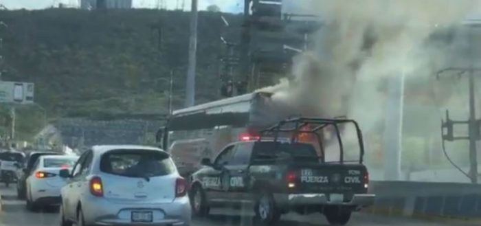 [VIDEO] Se incendia bus del Necaxa que llevaba jugadores chilenos camino a Monterrey